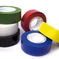 APLI 12272. 8 rollos cinta adhesiva color rojo (19 mm x 33 m)