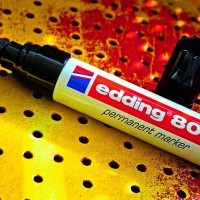 Edding 800 azul. Marcador permanente con punta biselada de 4-12 mm.