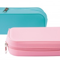 APLI 17408AZ. Estuche escolar portatodo de silicona color azul pastel