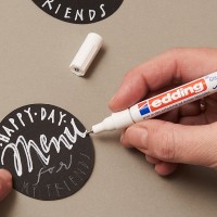 Edding 780 blanco. Marcador de tinta opaca con punta de plástico de 0,8 mm.