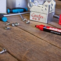 Edding 330 rojo. Marcador permanente con punta biselada de 1-5 mm.