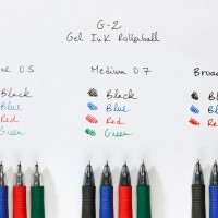 PILOT BL-G2-7-B. Bolígrafo retrátil de tinta gel color negro, trazo 0,4 mm.