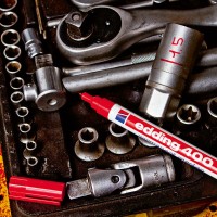 EDDING 400 rojo. Marcador permanente con punta redonda de 1 mm.